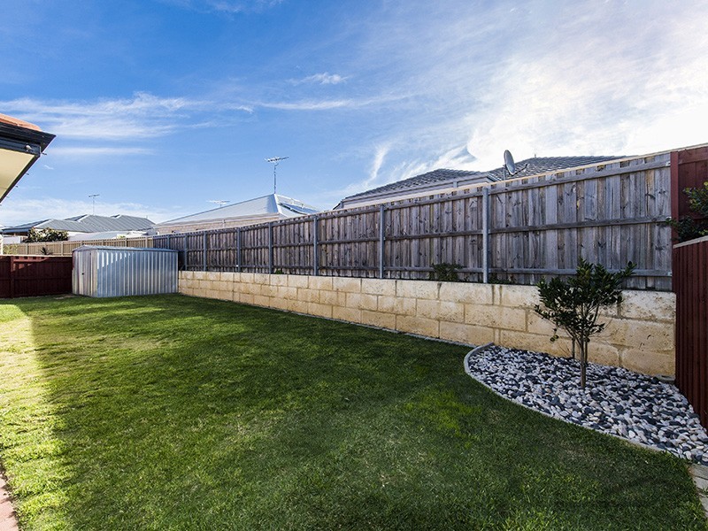 15 Lomatia Ramble, Halls Head WA 6210