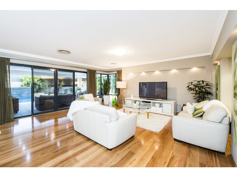 13 Hibbertia Follow, Halls Head WA 6210