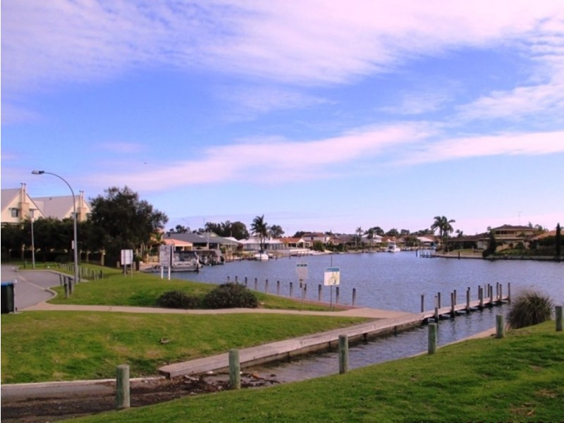 4/1 Waterside Blvd, Dudley Park WA 6210