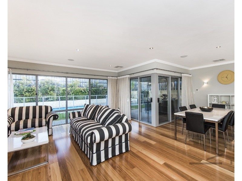 5 Acerosa Boulevard, Halls Head WA 6210
