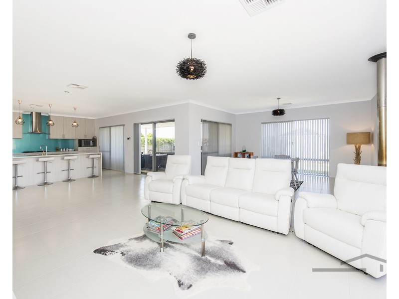 12 Lomatia Ramble, Halls Head WA 6210