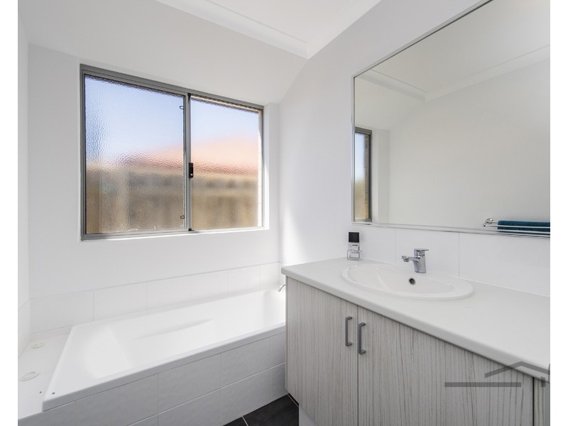 12 Lomatia Ramble, Halls Head WA 6210