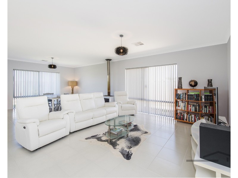 12 Lomatia Ramble, Halls Head WA 6210