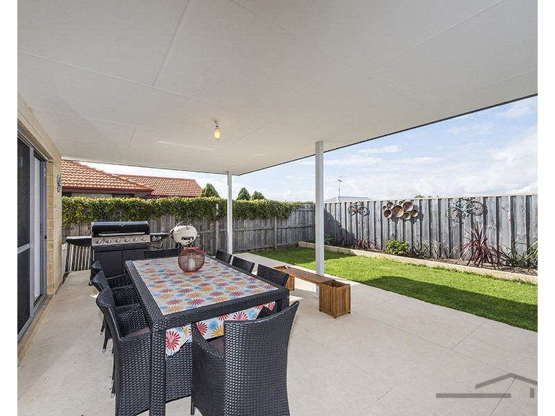 12 Lomatia Ramble, Halls Head WA 6210
