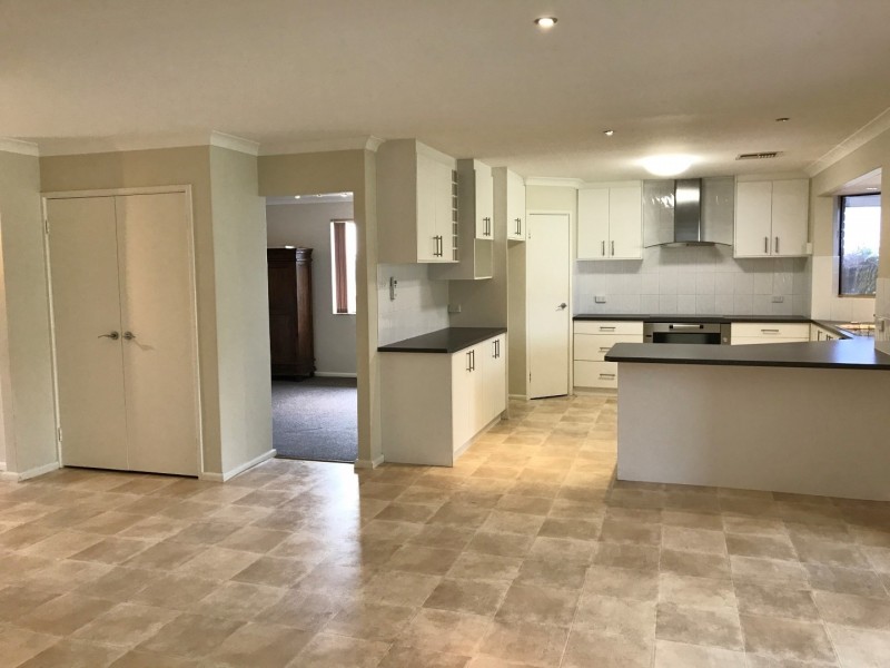 4 Honeysuckle Ramble, Halls Head WA 6210