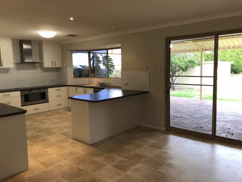 4 Honeysuckle Ramble, Halls Head WA 6210