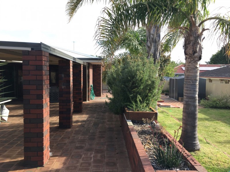 11 Columbia Close, Halls Head WA 6210