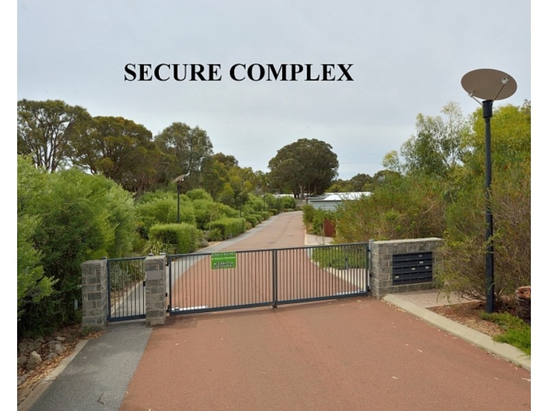 18 Golfers Retreat, Halls Head WA 6210