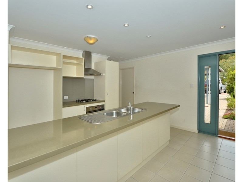 18 Golfers Retreat, Halls Head WA 6210