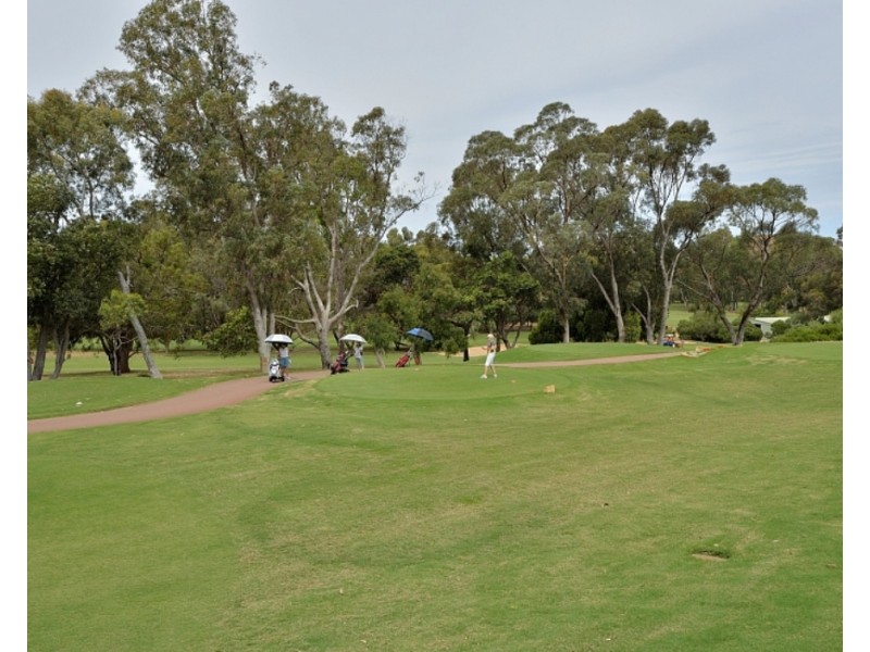 18 Golfers Retreat, Halls Head WA 6210
