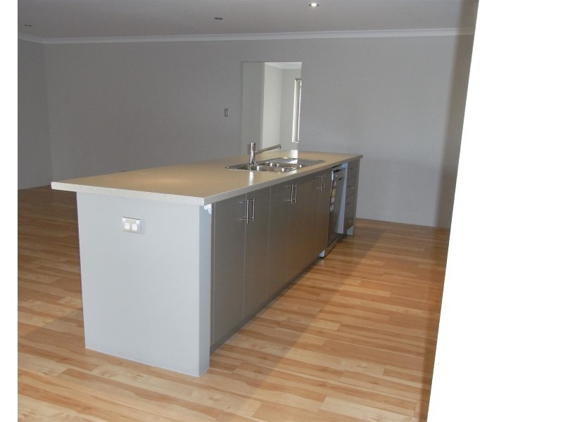 10 Woorabinda Rise, Lakelands WA 6180