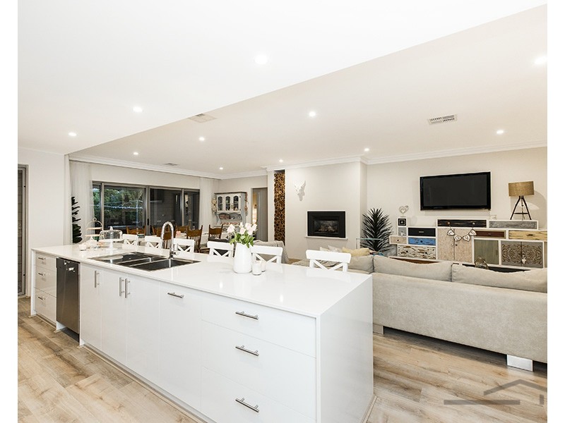 15 Watson Avenue, Coodanup WA 6210