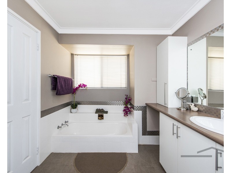 27 Blythwood Street, Dudley Park WA 6210