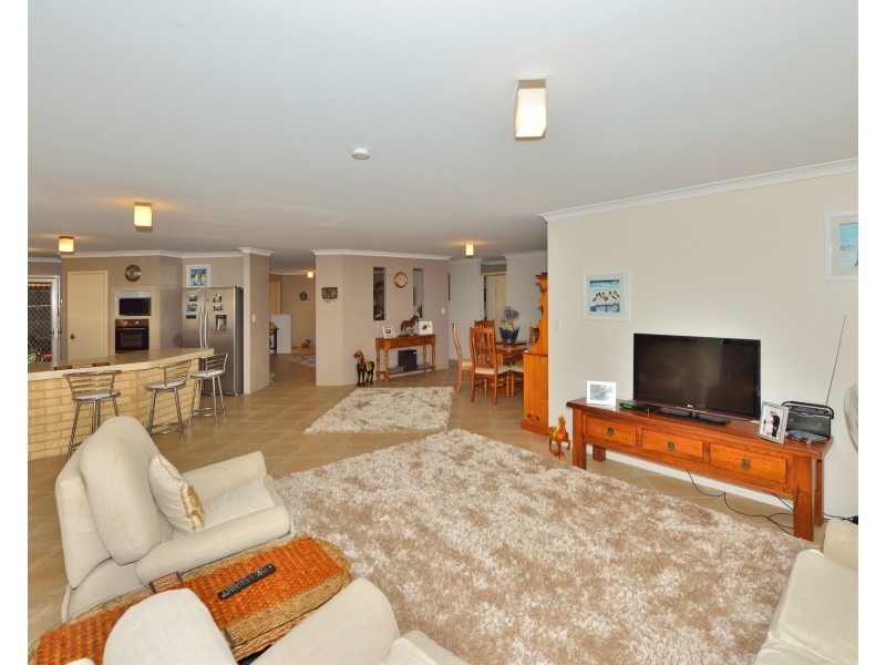 16 Peppertree Close, Wannanup WA 6210