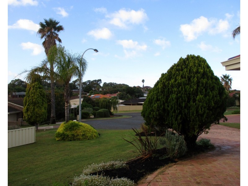 3 Muirfield Court, Halls Head WA 6210