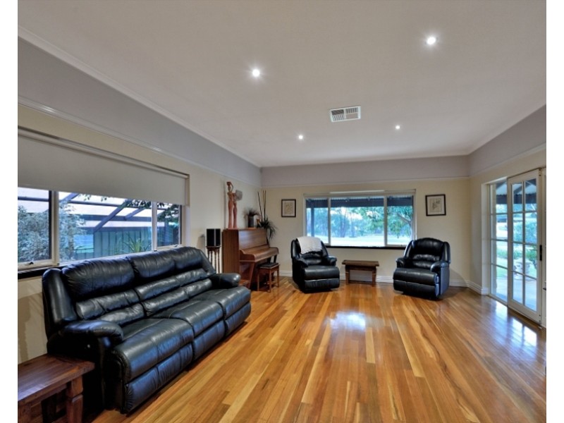 6 Ravenswood Road, Ravenswood WA 6208