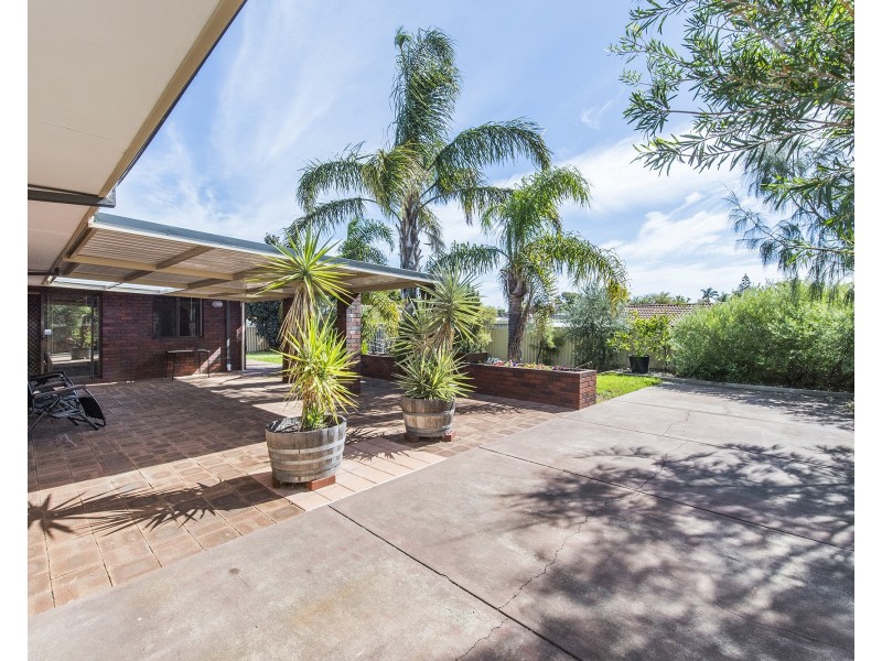 11 Columbia Close, Halls Head WA 6210