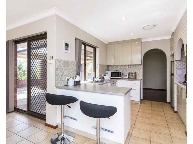 11 Columbia Close, Halls Head WA 6210