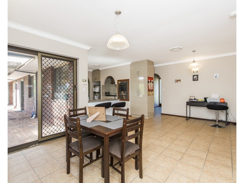 11 Columbia Close, Halls Head WA 6210