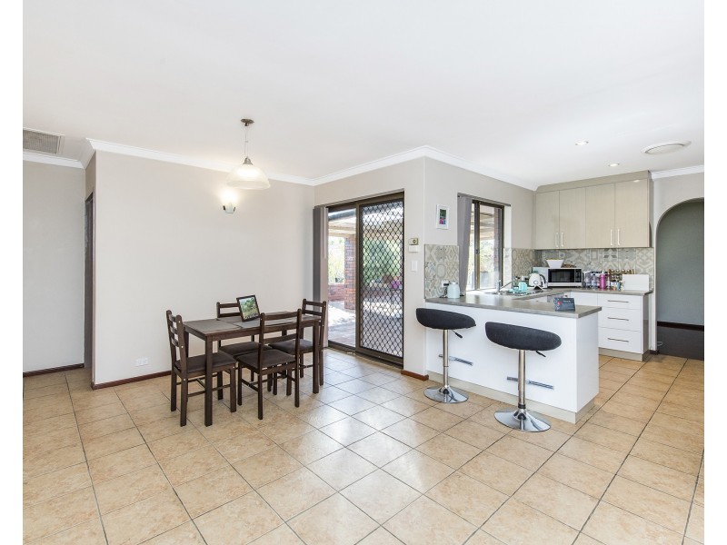 11 Columbia Close, Halls Head WA 6210