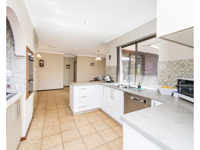 11 Columbia Close, Halls Head WA 6210