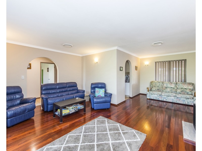 11 Columbia Close, Halls Head WA 6210