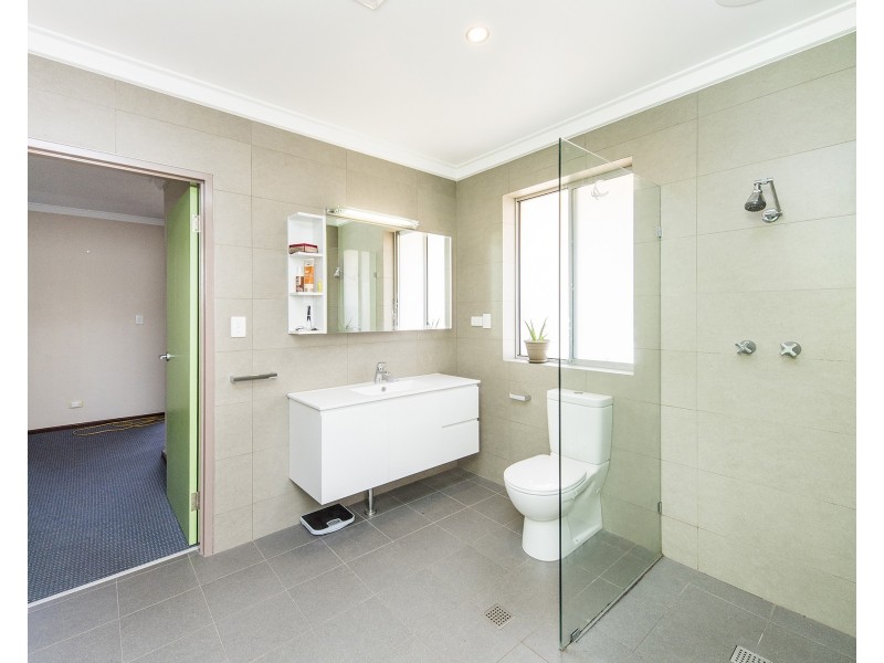 11 Columbia Close, Halls Head WA 6210