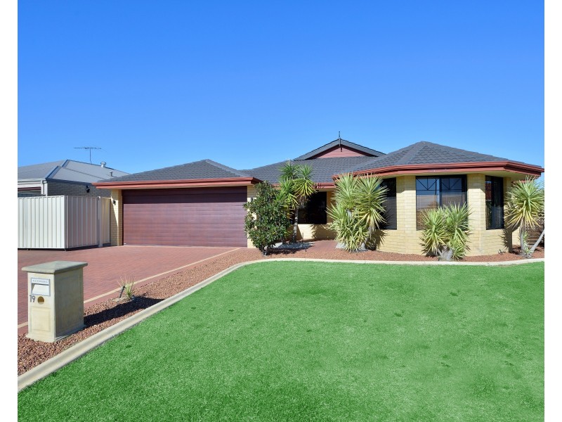 19 Rayner Promenade, Lakelands WA 6180