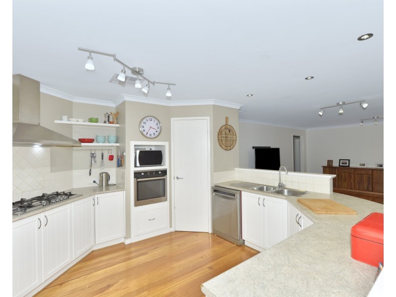 6 Royston Way, Lakelands WA 6180