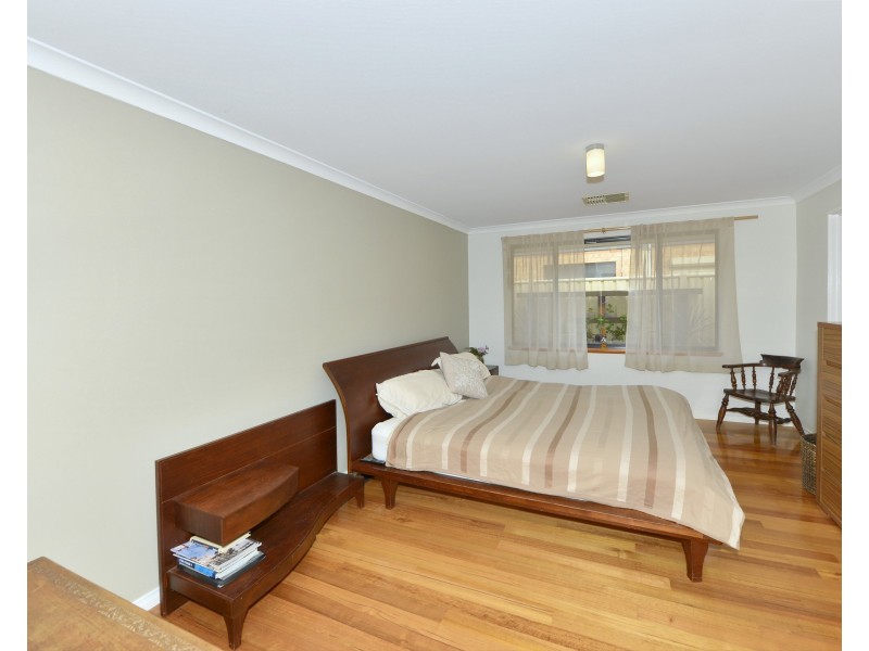 6 Royston Way, Lakelands WA 6180