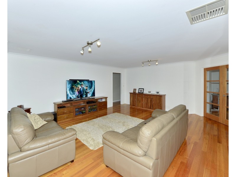 6 Royston Way, Lakelands WA 6180