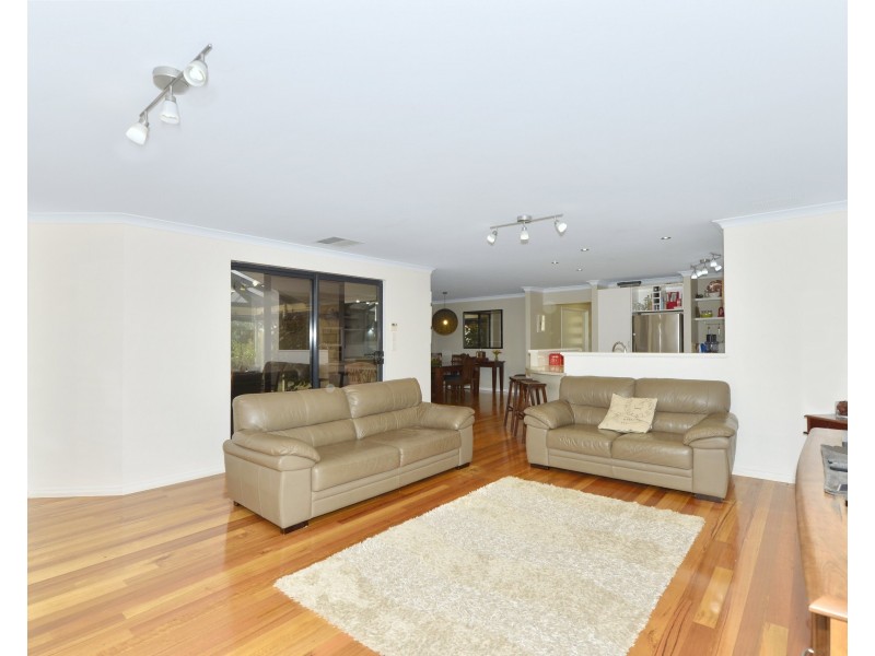 6 Royston Way, Lakelands WA 6180