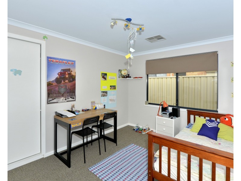 6 Royston Way, Lakelands WA 6180