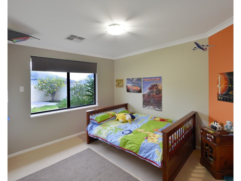 6 Royston Way, Lakelands WA 6180