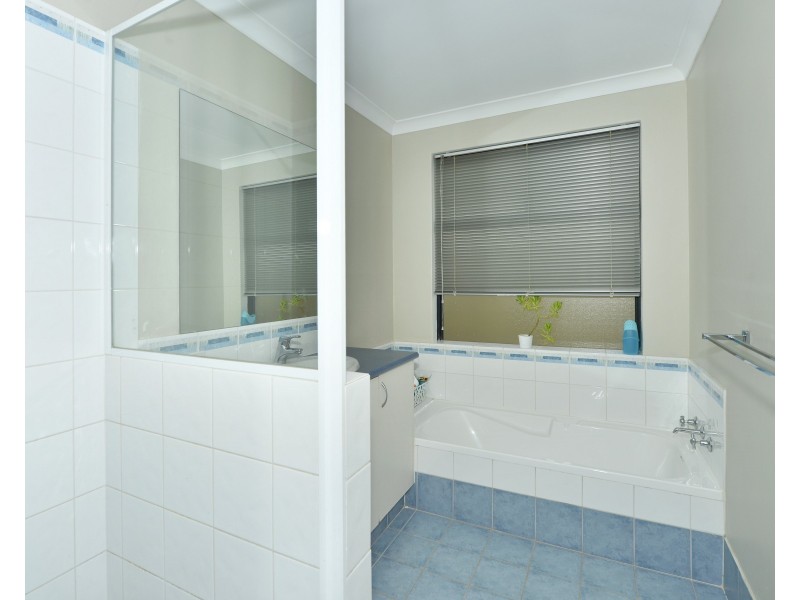 6 Royston Way, Lakelands WA 6180