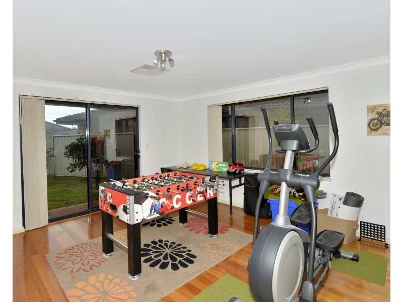 6 Royston Way, Lakelands WA 6180