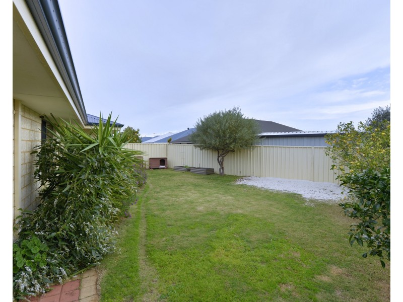 6 Royston Way, Lakelands WA 6180