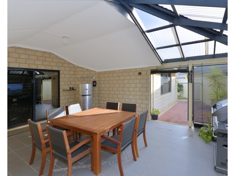 6 Royston Way, Lakelands WA 6180