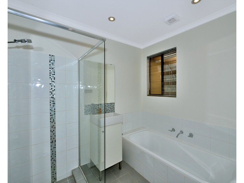 18 Mahogany Drive, Halls Head WA 6210