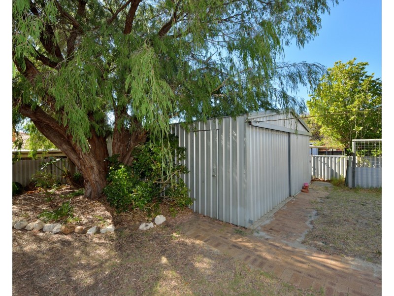 18 Mahogany Drive, Halls Head WA 6210