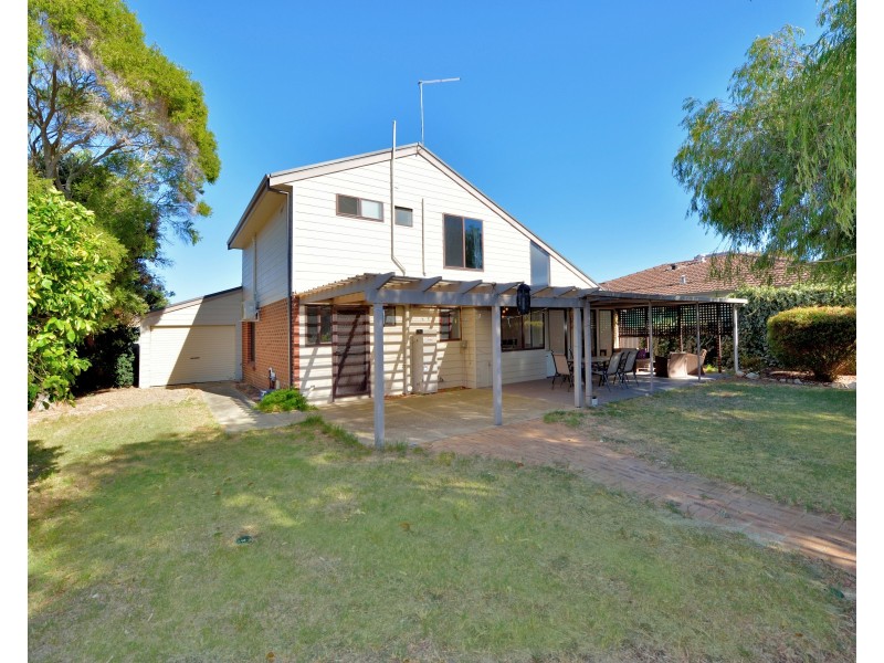 18 Mahogany Drive, Halls Head WA 6210