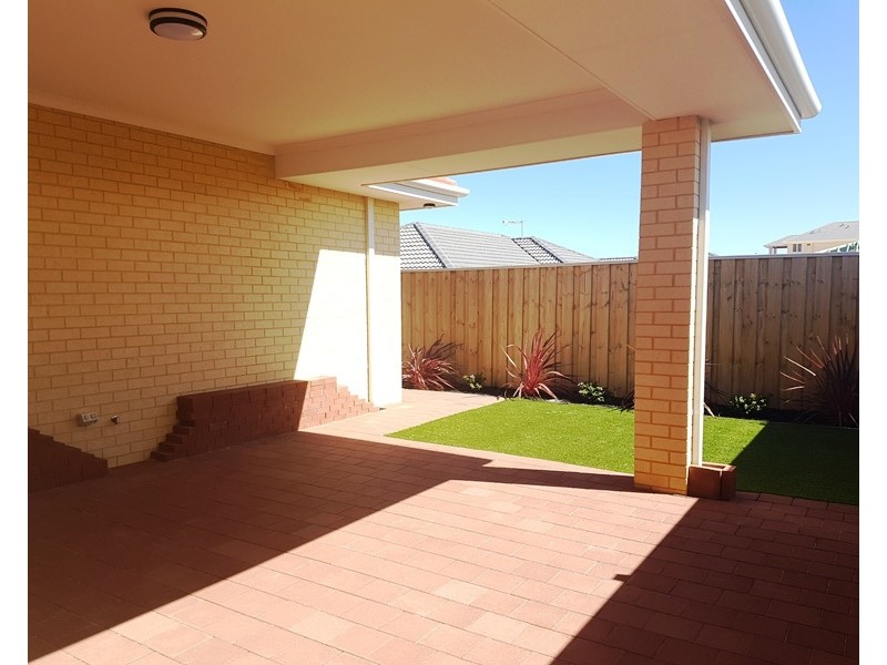 4 Pavetta Approach, Halls Head WA 6210