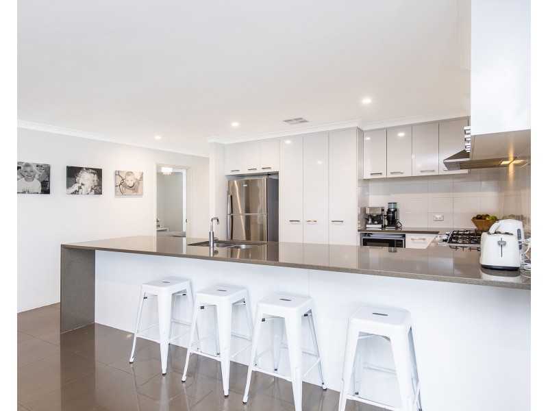 21 Newbridge Street, Meadow Springs WA 6210