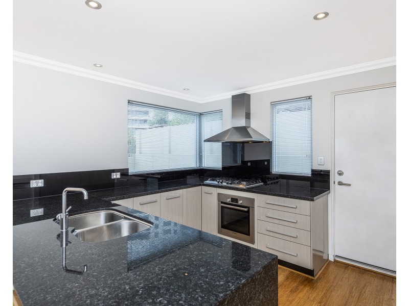 21D Oversby Street, Halls Head WA 6210