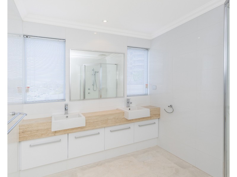 21D Oversby Street, Halls Head WA 6210