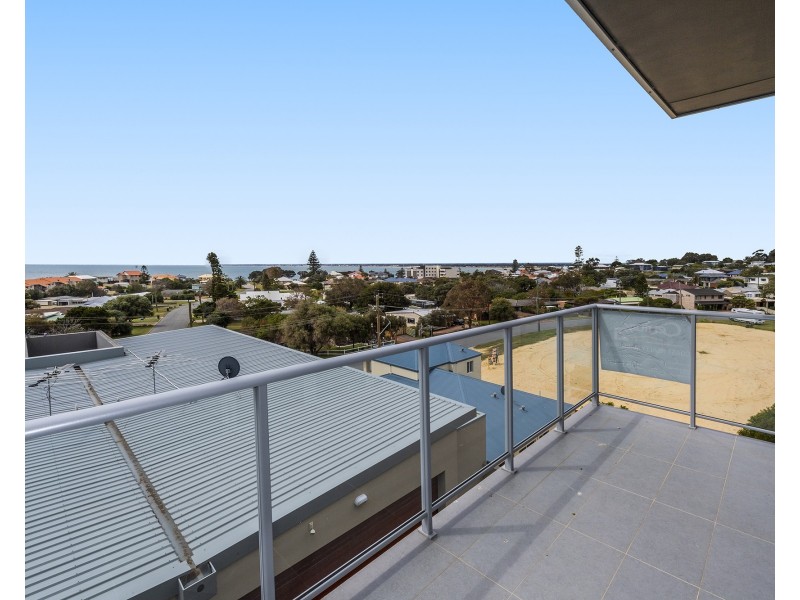 21D Oversby Street, Halls Head WA 6210