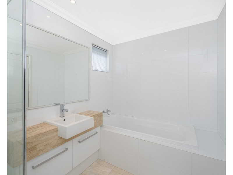 21D Oversby Street, Halls Head WA 6210