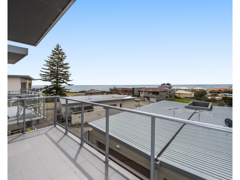 21D Oversby Street, Halls Head WA 6210
