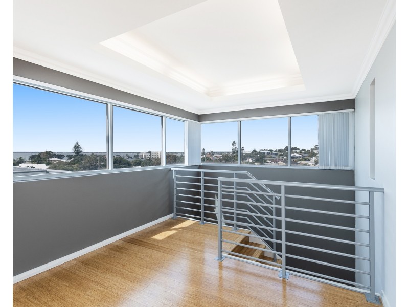 21D Oversby Street, Halls Head WA 6210
