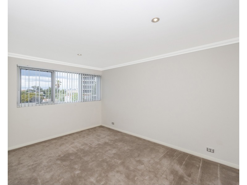 21D Oversby Street, Halls Head WA 6210